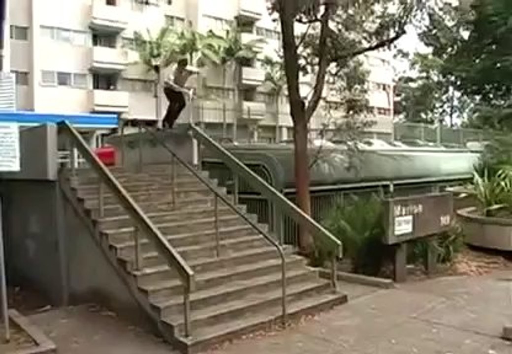 Grosse gamelle en trottinette en tentant un slide dans les escaliers. Epique!