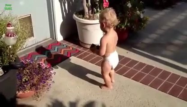 Bébés trop mignons qui jouent avec leurs ombres!