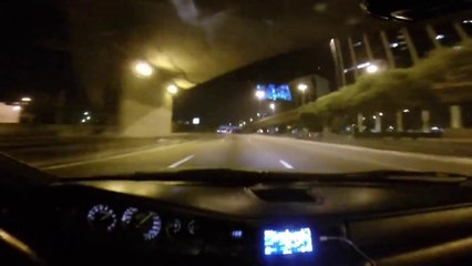 Course de voiture en pleine circulation. La Folie!!!