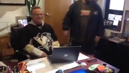Le principal de l'école chante Bohemian Rhapsody pour annoncer la fermeture de l'etablissement.