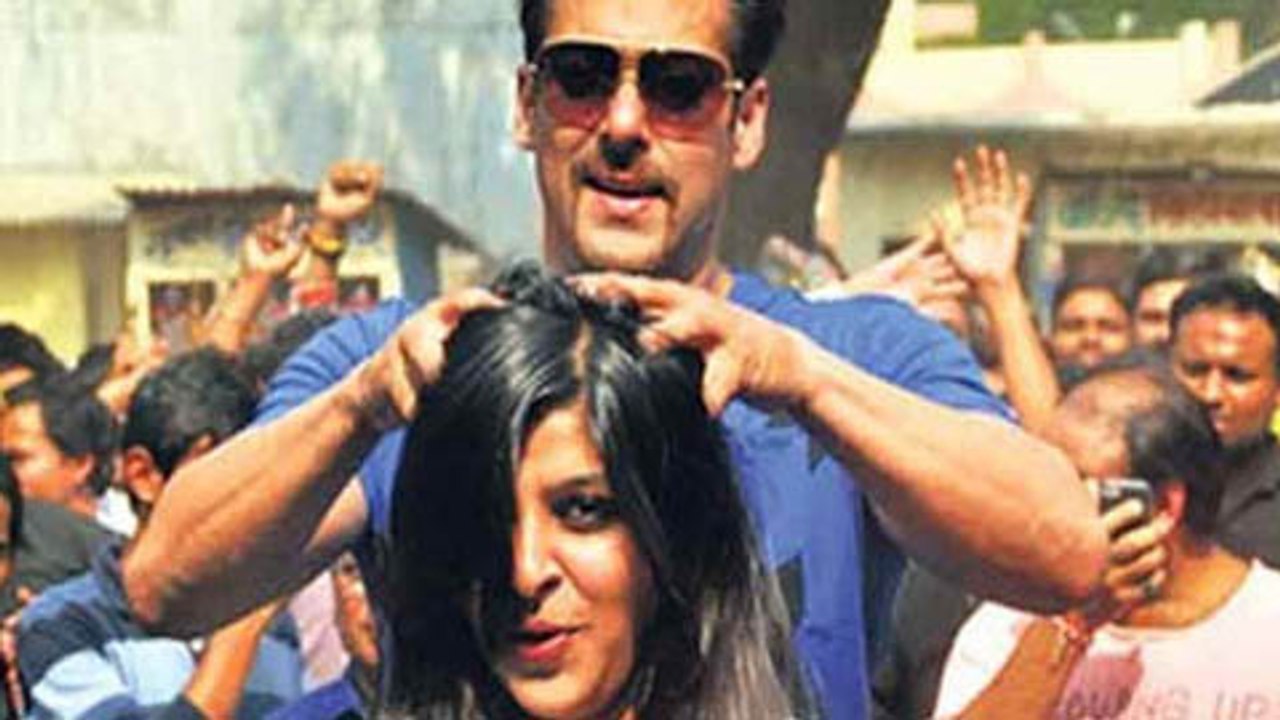 OMG.. Salman Khan SPOTTED Giving Head Massage T...