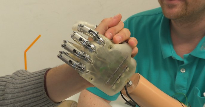 Une main artificielle redonne à un amputé le sens du toucher