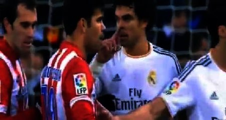 Un joueur du Real Madrid se mouche ... sur son adversaire en plein match