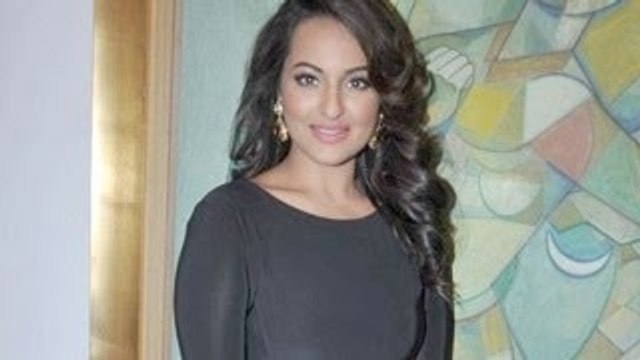 Sonakshi Sinha Inaugurated Neeraj Goswami's Painting Exhibition !
