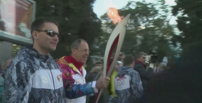 JO de Sotchi : le ministre des Affaires étrangères russe court avec la flamme olympique