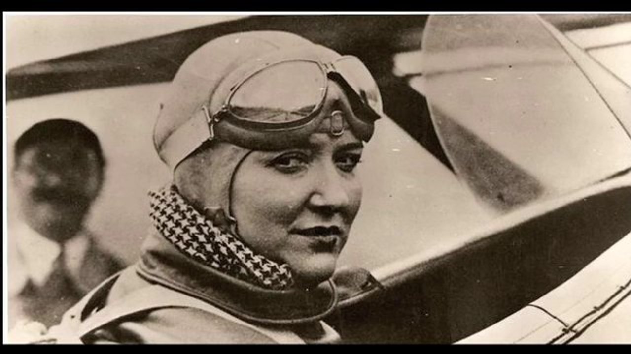 Cérémonie d'hommage à Maryse HILSZ, célèbre aviatrice.