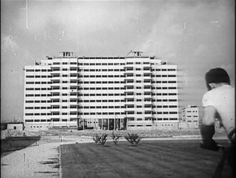Naissance d'une cité 1956 réalisation Marcel de Hubsch prise de vues Pierre Thomas sujet construction de la cité de la Benauge ensemble d'immeubles HLM à Bordeaux