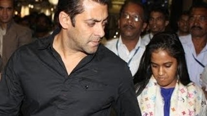 Salman Khan Shops For Sister Arpita In Abu Dhabi - CHECKOUT