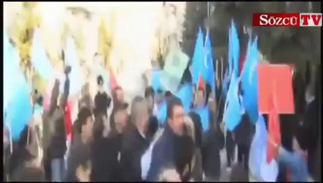 Çin Büyükelçiliği önünde kavga