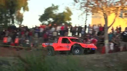Spectaculaire tonneau aérien en pick-up