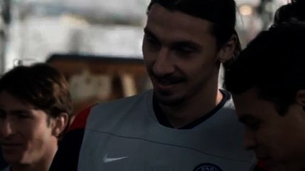 Zlatan Ibrahimovic aide à draguer dans une publicité