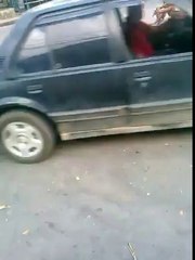 Vídeo mostra homem sendo executado com três disparos à luz do dia em rua movimentada da Baixada Fluminense