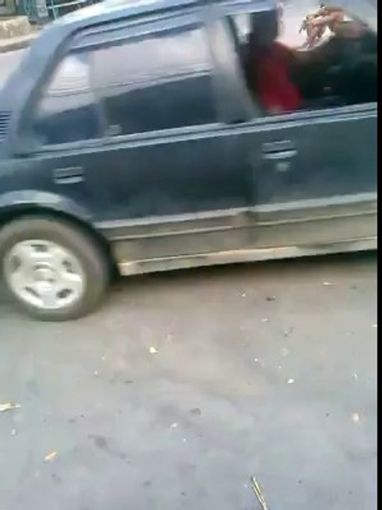 Vídeo mostra homem sendo executado com três disparos à luz do dia em rua movimentada da Baixada Fluminense