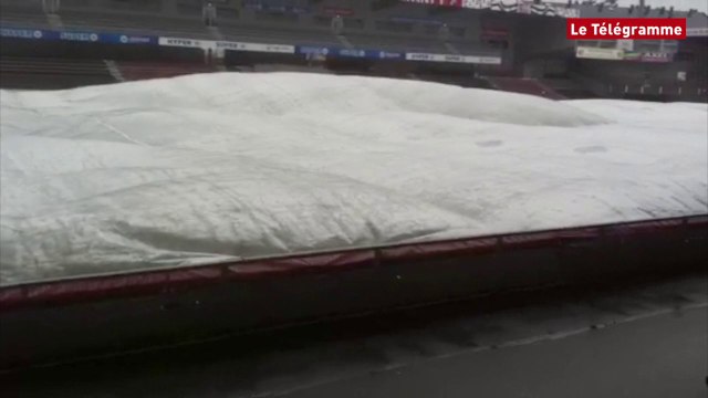 Guingamp. Le stade du Roudourou bâché