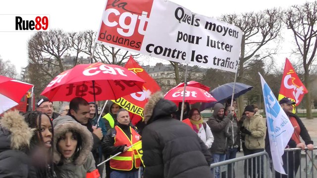 Manifestation des syndicats des douanes lors de la destruction de l'ivoire saisi en France