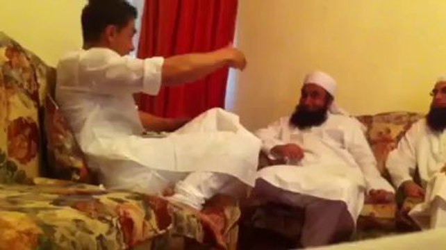 Indian actor Aamir Khan talking with Mawlana Tariq Jameel and Junaid Jamshaid