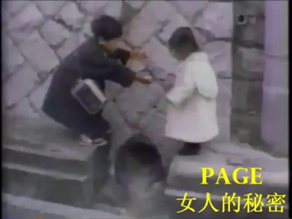 Guardate questo bimbo cosa fa. Un vero signore, molti uomini dovrebbero imparare da lui