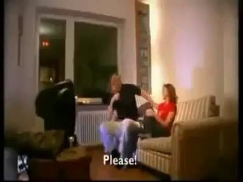 Questa ragazza è abbracciata al suo ragazzo. Ma guardate cosa fa. Una vera principessa