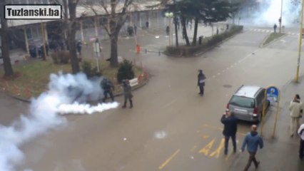 Ovako tuče tuzlanska policija! Sramota!