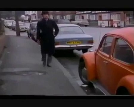 Quest'uomo sta tranquillamente camminando. Ma guardate cosa succede