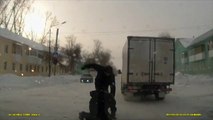 Baston   Fail : un chauffeur de camion se bat alors que son véhicule se fait la malle tout seul.