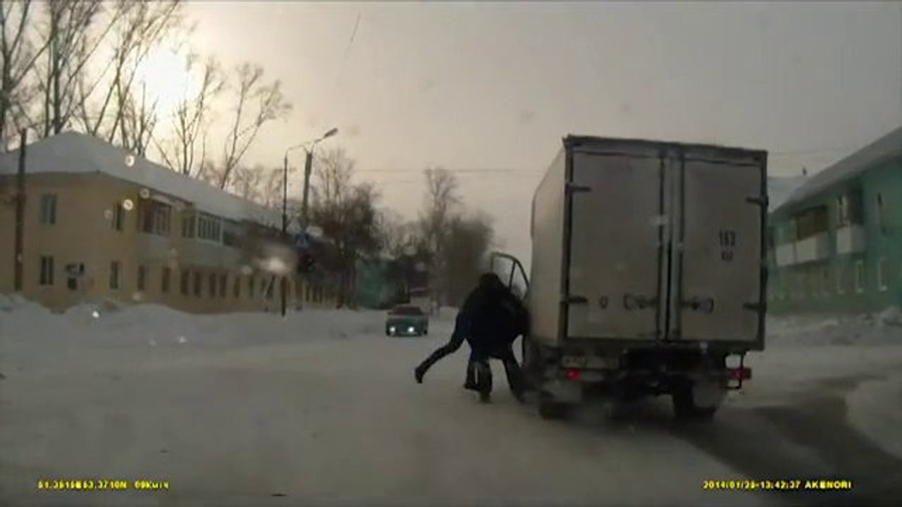 Fight + Fail : russian driver VS walker!