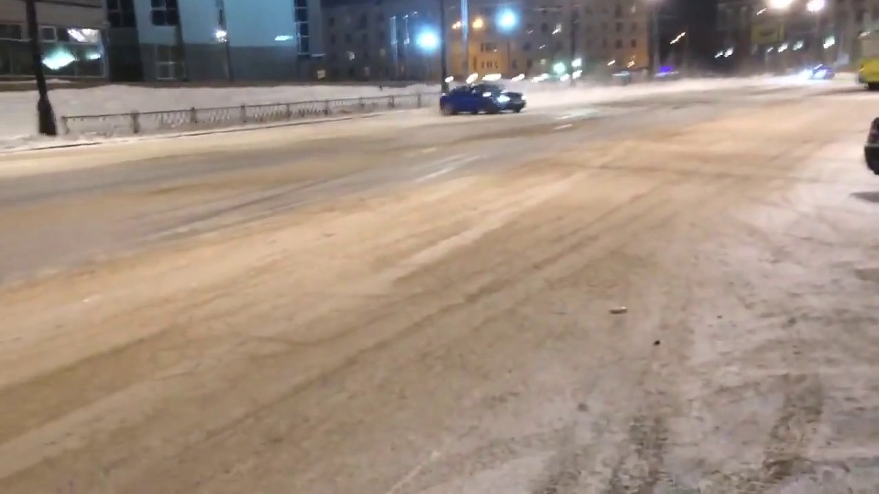 Enorme Crash d'une Audi sur la glace - Russe = chauffard!