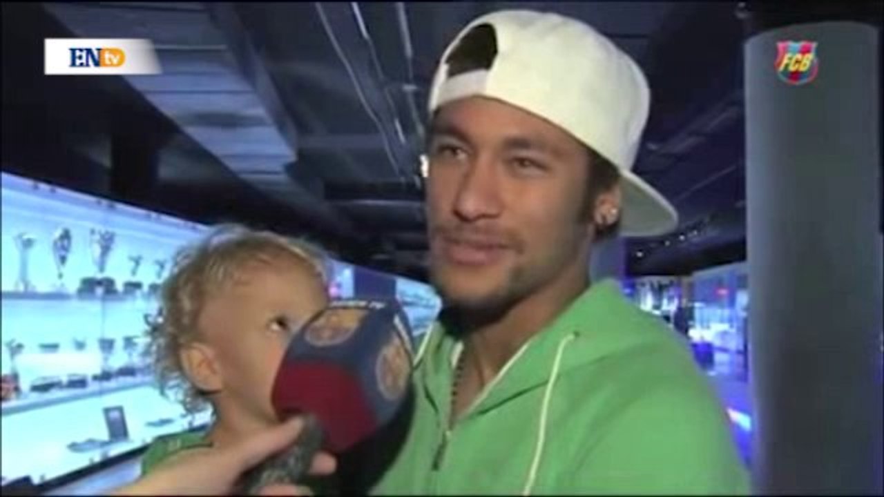 Neymar Jr. y su hijo visitan el museo del Barça