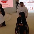 بالفيديو.. سيف بن زايد يساعد مواطنة من ذوي الاحتياجات الخاصة