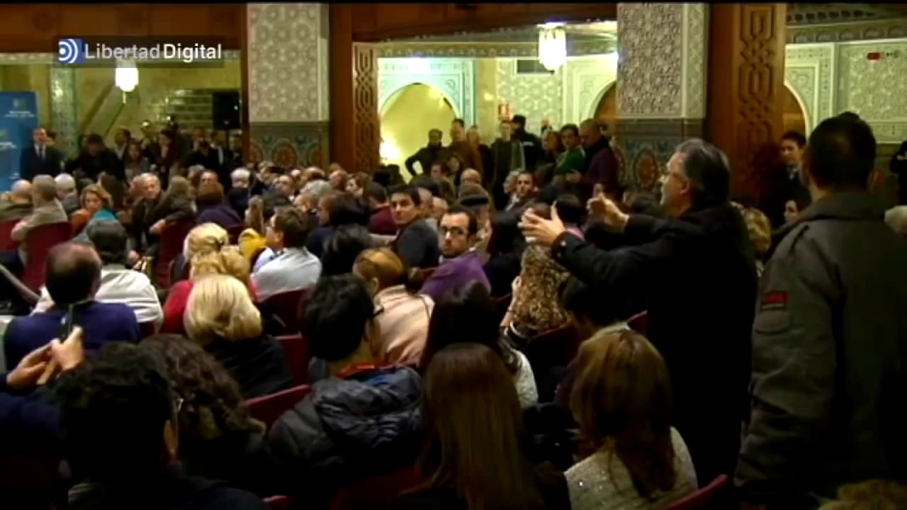 Un ciudadano abronca a Felipe González en la presentación de su libro