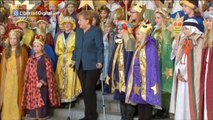 Angela Merkel reaparece con muletas, después de su accidente