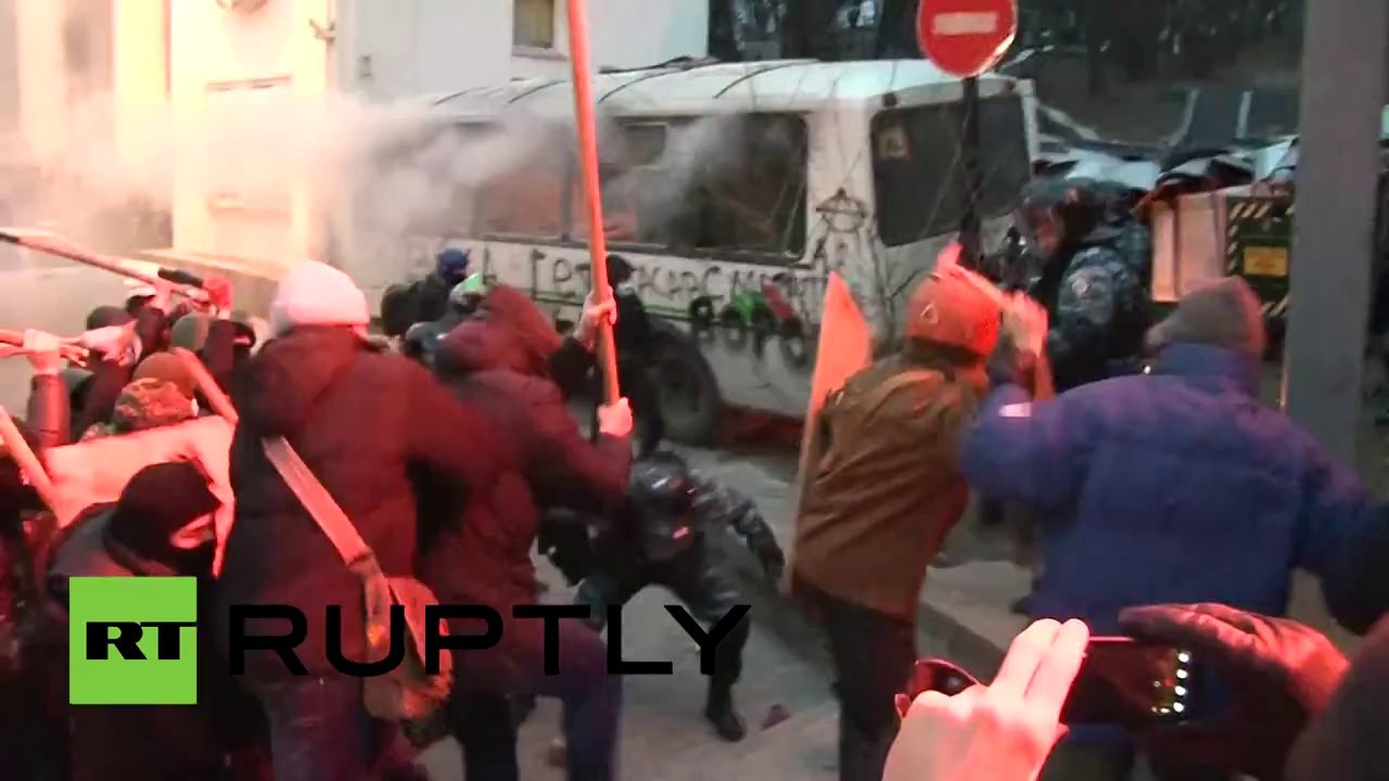 Violent protests in Kiev: Rioters beat up police officers