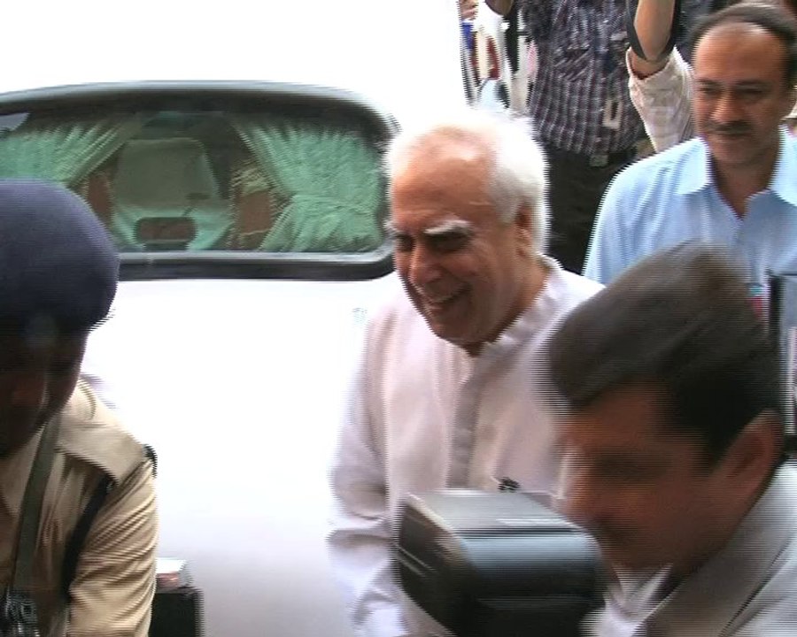 SC sents defamation notice to Kejriwal, Manish Sisodia and two AAP leaders