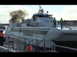 Napoli - Incendio in aliscafo, paura a bordo -1- (06.02.14)