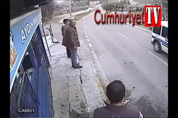 Ateş eden soyguncuya bira şişeleri fırlattı!