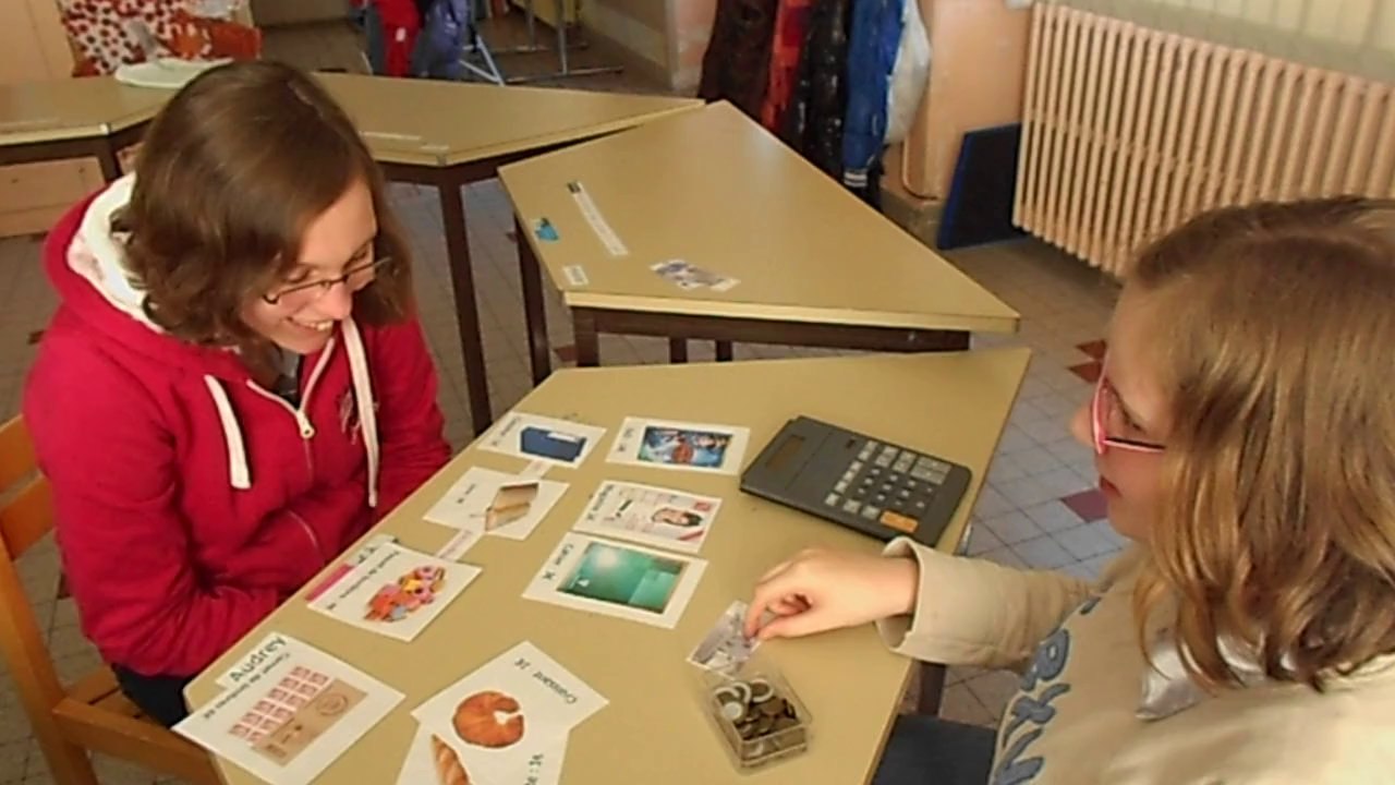 Angel et Laura jouent à la marchande