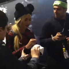 Beyoncé & Jay Z signing autographs at basketball Game 3 Feb 2014