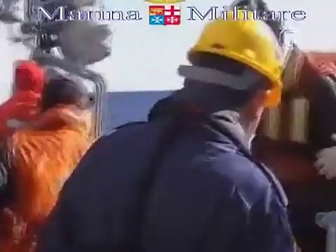 1100 нелегалов спасли в море итальянские военные