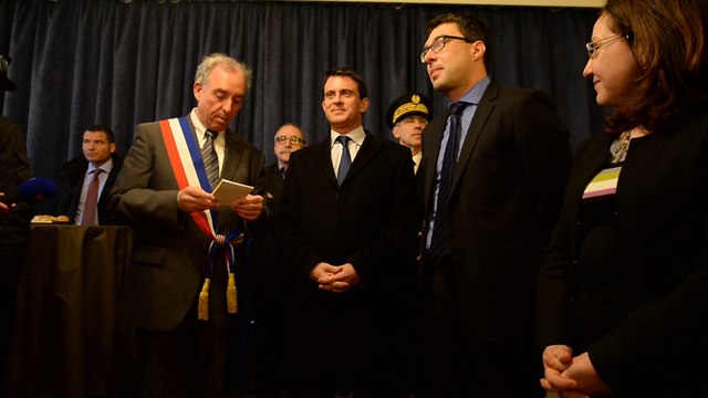 Manuel Valls accueilli par le maire de Charleville-Mezieres (08).