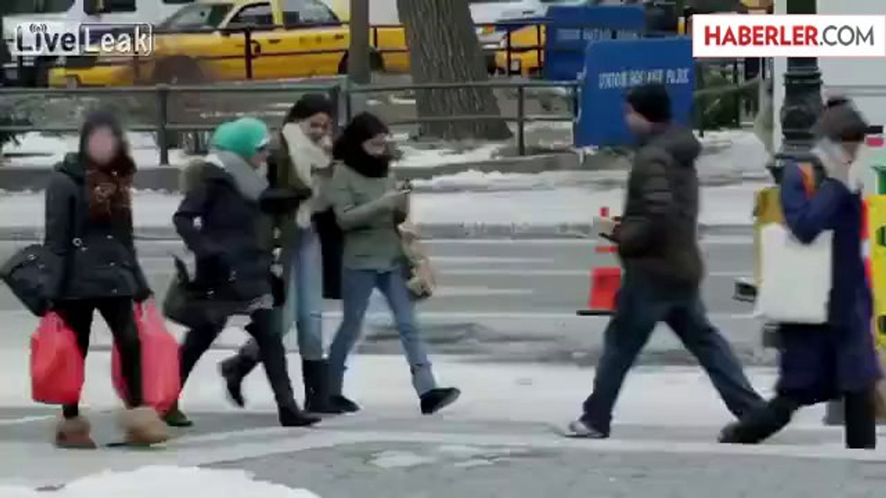 Yoldan Geçenleri Zombi İle Korkuttular