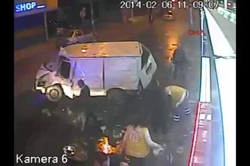 Küçükçekmece'deki inanılmaz kaza kamerada!