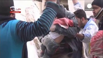 Download Video: Al via l'evacuazione dei civili da Homs. Ancora morti ad Aleppo