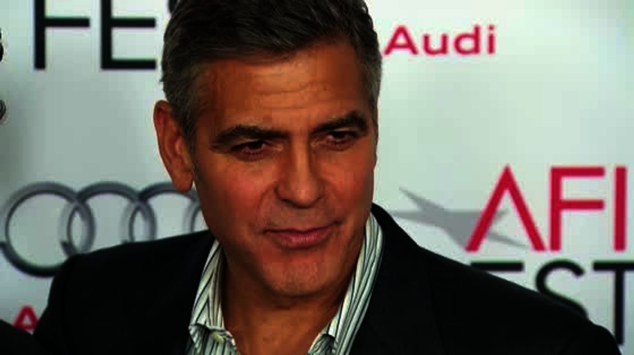 George Clooney sagt, Sandra Bullock ist eine unglaubliche Mutter