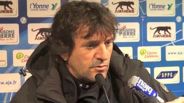 Auxerre : Pasqualetti l'entraîneur d'Istres et Cyril Jeunechamp accuse l'arbitre d'insulte