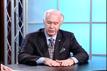 Smiles by Mary TV show with Dr Terrel Myers Setting Veneers