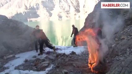 Gölü tekneyle geçip, buz tutan şelaleye tırmandılar (1) -