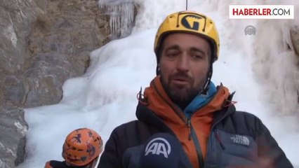 Gölü tekneyle geçip, buz tutan şelaleye tırmandılar (2) -