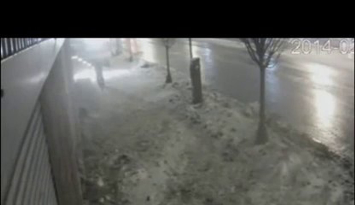 Piéton recouvert par la neige - Violent le fail!