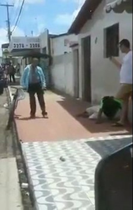 Crazy street fight : K.O. Old guy boxing!