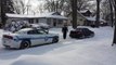 Une Subaru WRX aide une voiture de police bloquée dans la neige.